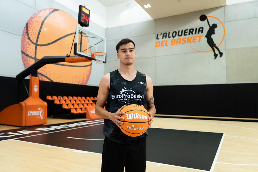 Franco Rossi con equipación de EuroProBasket sosteniendo un balón en la cancha de L'Alqueria del Basket, Valencia.
